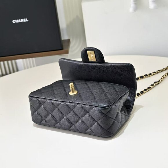 Classic CHANEL Bag: A Stylish and Versatile Choice for Elegance - Picture 3 of 5